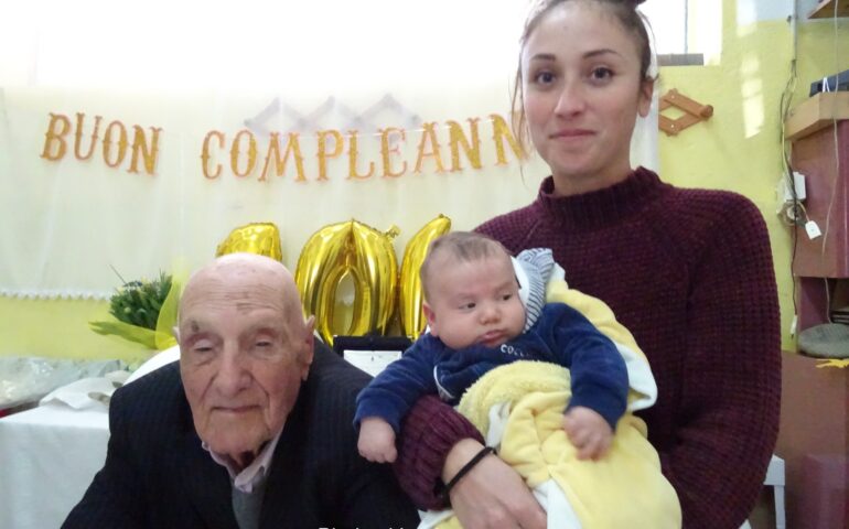 La vita in uno scatto: Tziu Agostino, 104 anni, nonno e bisnonno orgoglioso