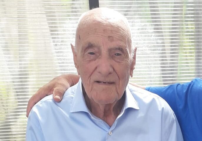 Tziu Agostino, 104 anni, lo storico elegantissimo postino di Laconi