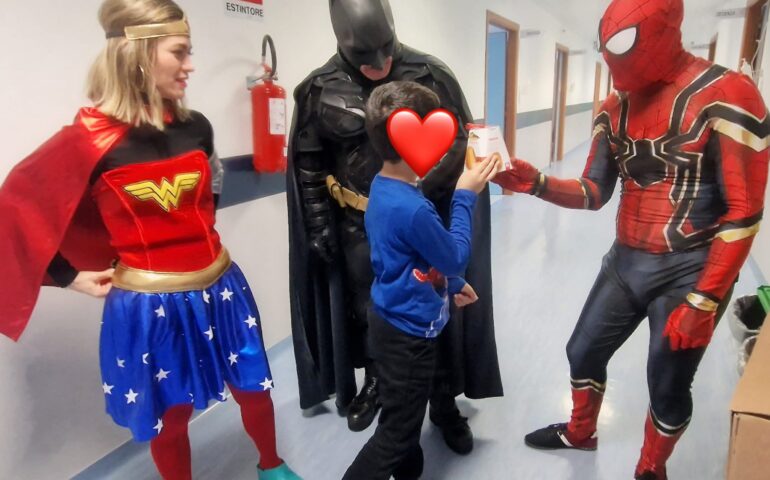 Batman e i supereroi portano in dono i panettoni ai bimbi ricoverati in ospedale a Iglesias