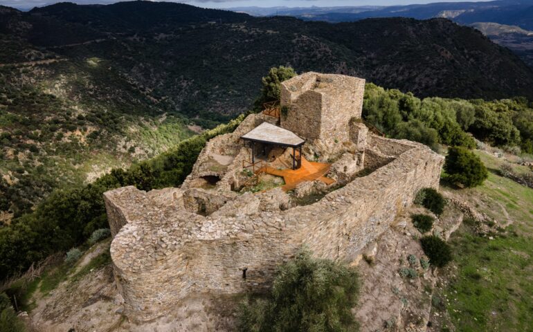 Conoscete il Castello “Orguglioso”? Scopriamo l’affascinante roccaforte immersa nel verde di Sardegna