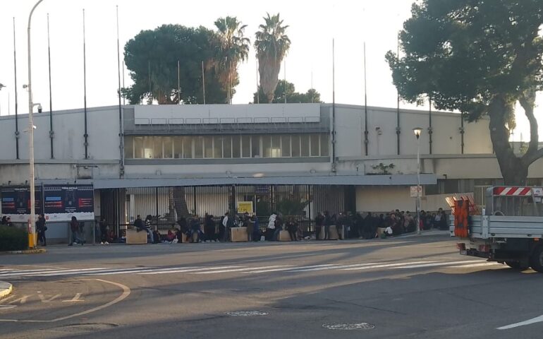 Tutti in fila per Marco Mengoni: tanti i fan fin dal primo mattino in attesa dell’apertura dei cancelli