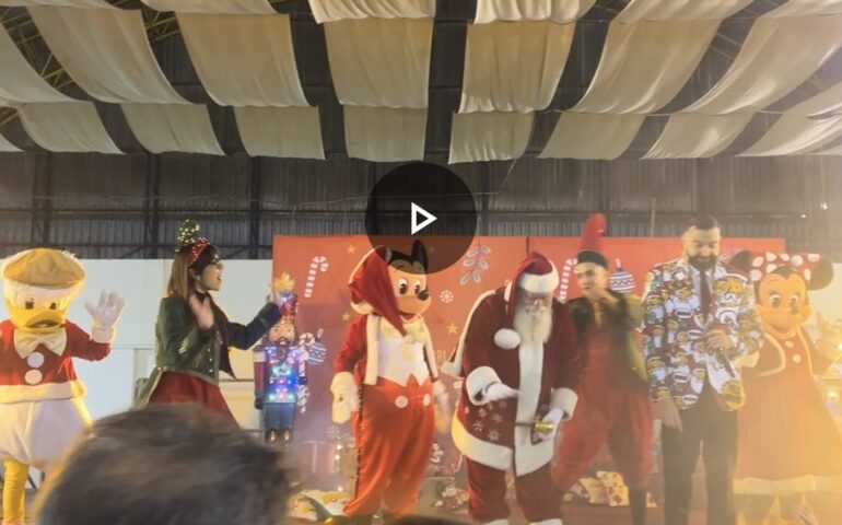 (VIDEO) Grande successo alla Fiera per l’Inaugurazione di Vivi il Natale con Babbo Natale, elfi e mascotte