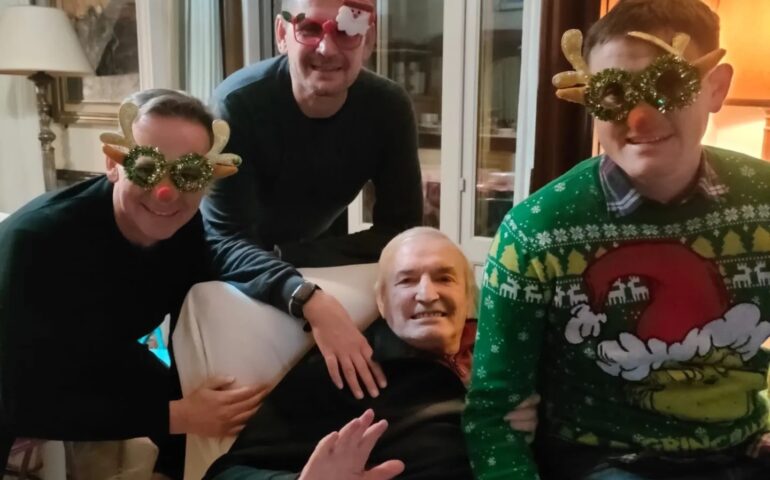Natale in casa Riva: Rombo di Tuono e i figli festeggiano tra affetto e sorrisi
