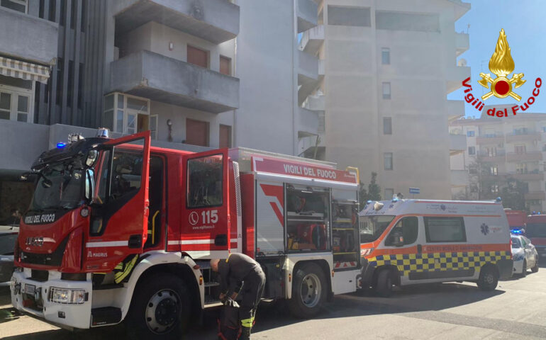 Violento incendio in un palazzo di 5 piani: due persone intossicate trasportate all’ospedale