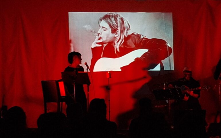 Può la musica farci viaggiare nel tempo? A Cagliari è andato in scena Cobain e sì, è stato possibile