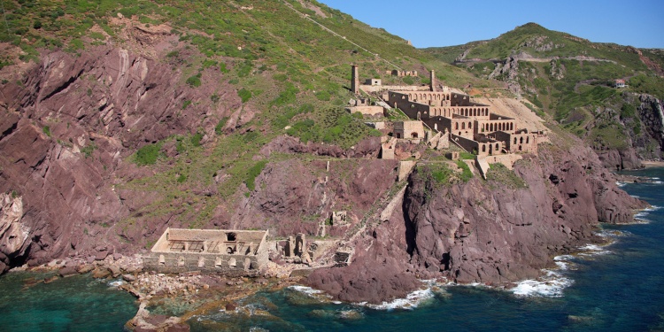 In Sardegna esiste una laveria abbandonata che sembra un luogo sacro