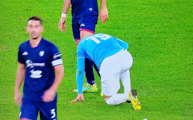 Il Cagliari in 10 per un’ora lotta contro tutto e tutti: sfiora il pari nel finale ma la Lazio vince 1-0