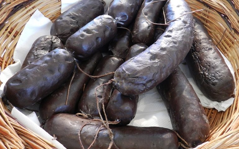 “Sambini ‘e porcu”, il sanguinaccio di maiale, antica ricetta tradizionale della Sardegna