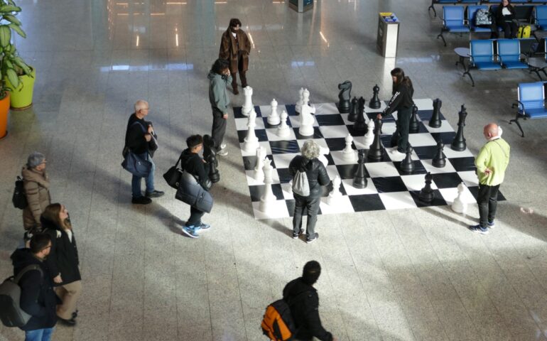 Una scacchiera gigante all’Aeroporto di Cagliari-Elmas