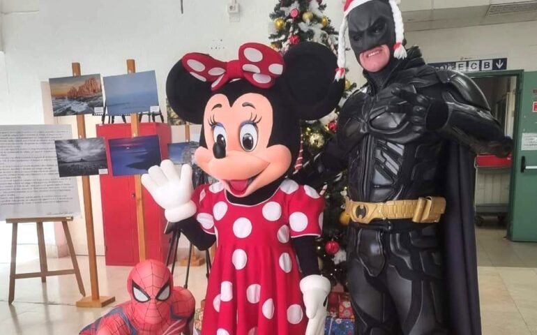 “Non è il Natale che desideravano”, ma di sicuro è stato più sereno: Batman, Minnie e Spiderman dai bimbi al Microcitemico di Cagliari