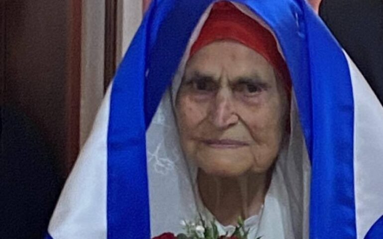 Sardegna in festa per i 100 anni di tzia Nicolina Cara: il compleanno con l’abito tradizionale del suo paese