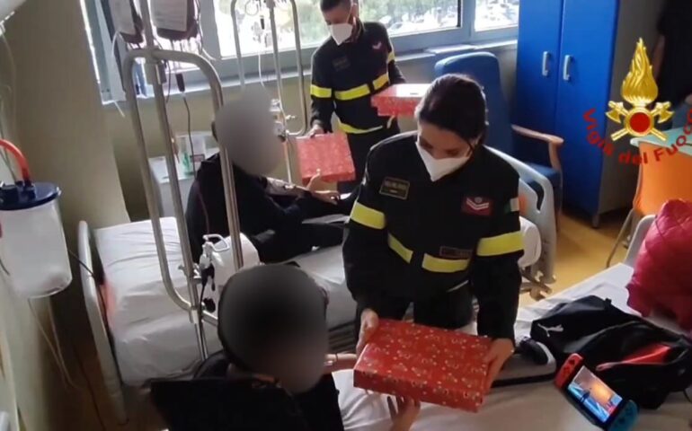 Il grande cuore dei Vigili del Fuoco: liberi dal servizio regalano doni ai bimbi del Microcitemico
