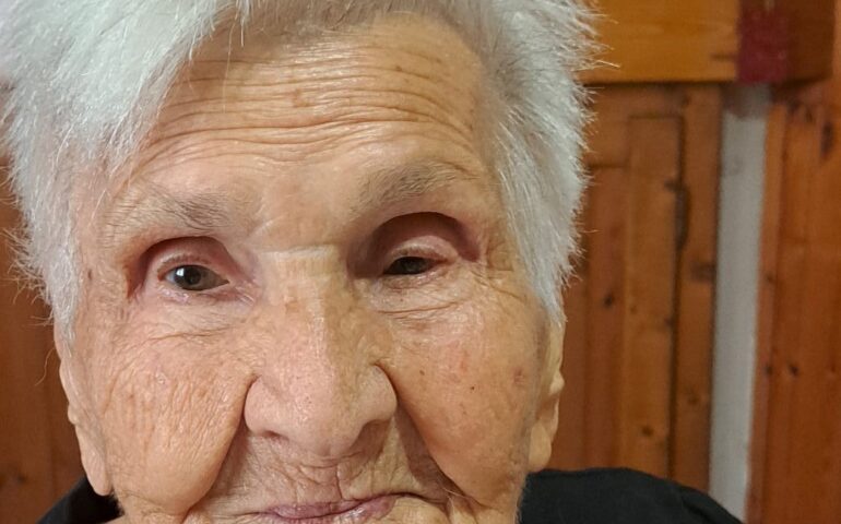 La Sardegna ha una nuova centenaria: la dolcissima Tzia Raffaela compie 100 anni