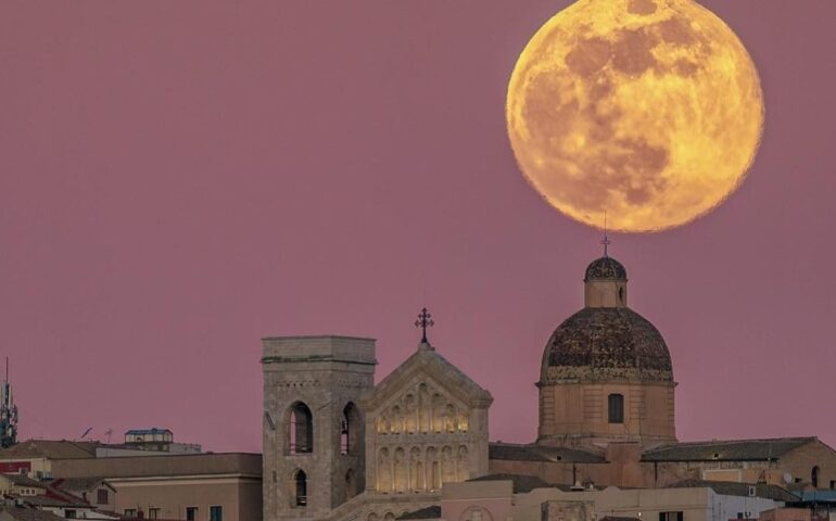 La luna piena dietro la Cattedrale di Cagliari: il meraviglioso scatto del fotografo Marcello Carro