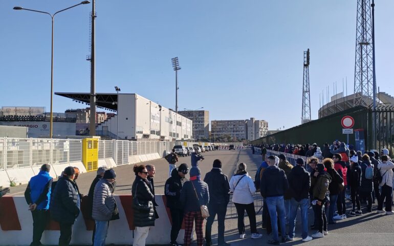 Cagliari si ferma per l’addio a Gigi Riva: fino alle 13 la camera ardente, nel pomeriggio i funerali a Bonaria