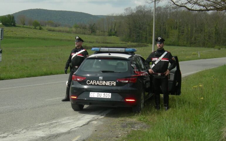 Butta 50 kg di spazzatura in campagna, ma viene incastrato da bollette e pacchi a suo nome: 37enne denunciato