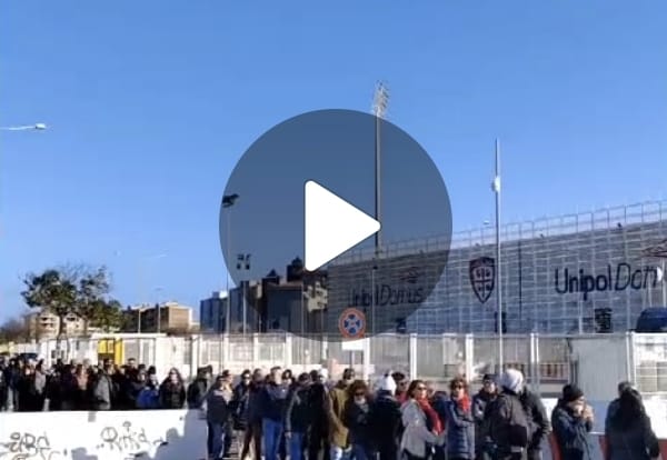 (VIDEO) Cagliari, migliaia di persone in fila alla Unipol Domus per l’ultimo saluto a Gigi Riva