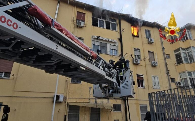 Cagliari, paura all’alba in una palazzina: fiamme all’ultimo piano, intervengono i Vigili del Fuoco