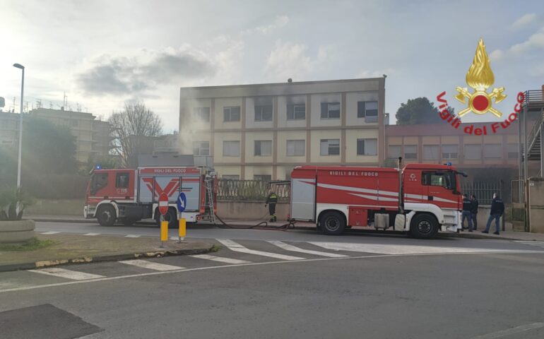 Cagliari, fiamme nella scuola in disuso di via Abruzzi: intervengono i Vigili del Fuoco