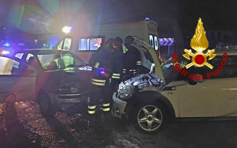 Violento schianto frontale nella notte fra tre auto: tre persone ferite trasportate all’ospedale