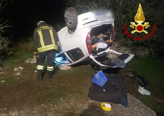 Tragedia in Gallura, auto sbatte su un muro e si ribalta: un morto