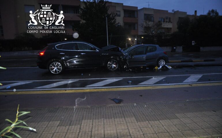 Cagliari, l’auto contromano e poi il terribile impatto frontale: così hanno perso la vita due ragazzi di 19 anni