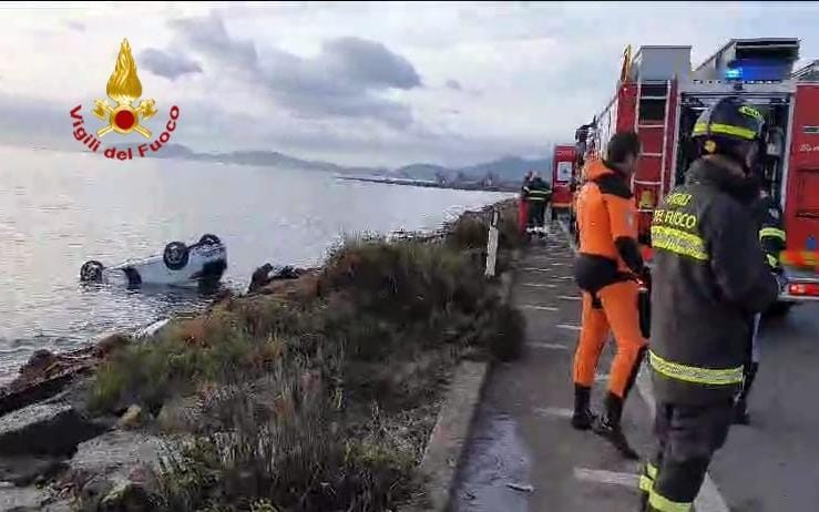 Capoterra, scontro fra due auto, uan si ribalta e finisce in mare: muore un 19enne di Quartucciu