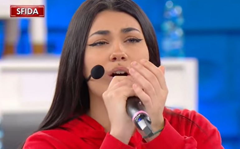 Sui banchi di “Amici” arriva una nuova cantante: è la cagliaritana Kia