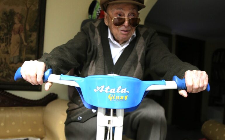 Tziu Peppinu, prossimo ai 106 anni, fa la cyclette tutti i giorni, un uragano di simpatia
