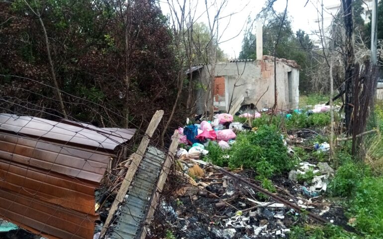 Nel centro di Cagliari una piccola “terra dei fuochi” con amianto e abbruciamento di rifiuti: la denuncia del Grig