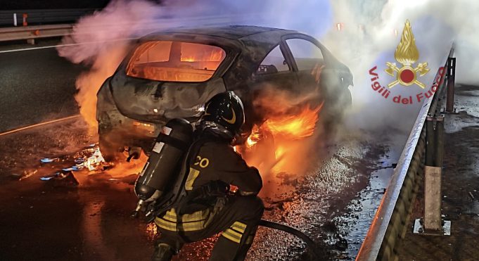 Auto in fiamme nella notte, due interventi per i Vigili del Fuoco di Cagliari