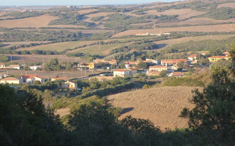 Elezioni Sardegna: la scuola del borgo è inagibile, il seggio viene allestito a casa di signora Maria