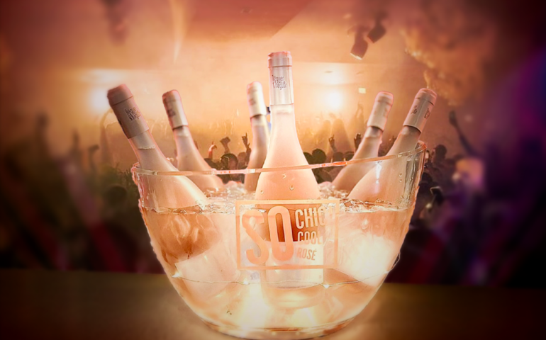 Da Saint Tropez a Cagliari arriva la moda del “Rosé On Ice”: serata speciale al Soho con il vino Rosé fermo di So Chic!