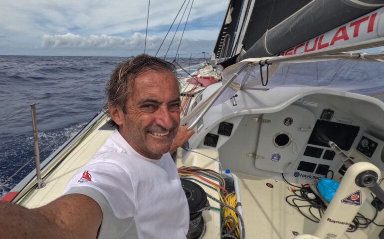 Nuovo record per Andrea Mura: lo skipper sardo ha percorso 376 miglia in 24 ore a bordo di Vento di Sardegna