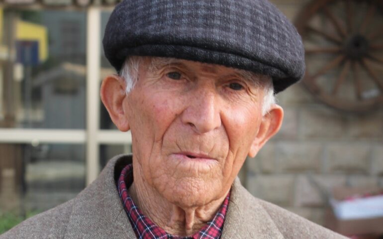 Ultracentenari di Sardegna: tantissimi auguri a Tziu Cicitu, 102 anni di eleganza
