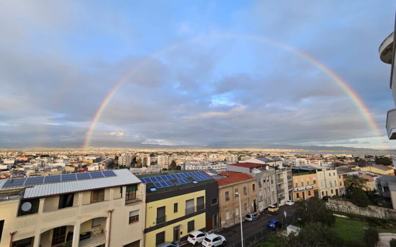 La foto del giorno: uno splendido arcobaleno nel cielo di Cagliari
