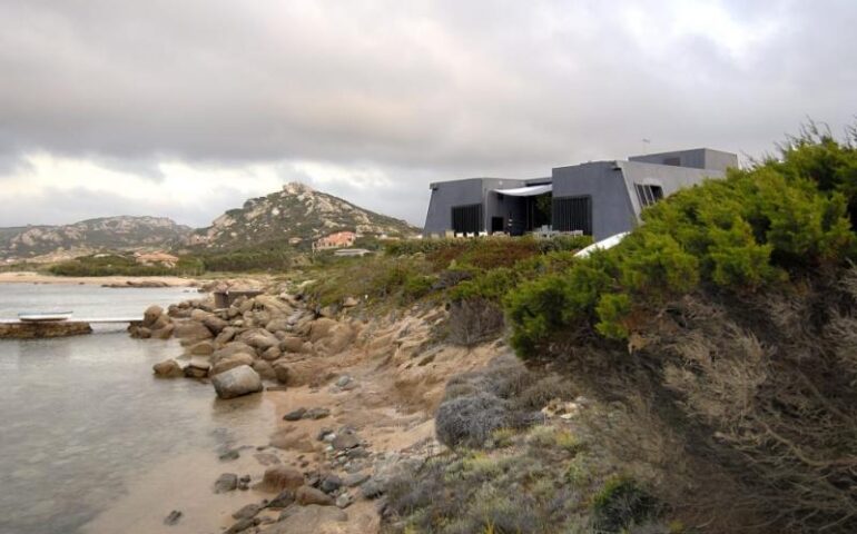 Architettura contemporanea in Sardegna: la “Casa Bunker”, originale villa sul mare anni ’60 firmata da Cini Boeri