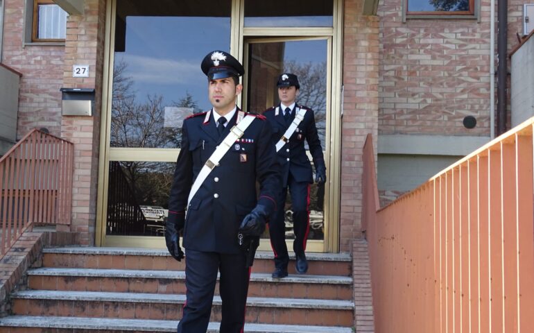 Minaccia di morte e picchia la sorella con cui convive: arrestato 57enne a Cagliari