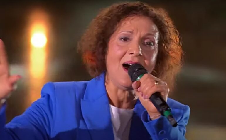 (VIDEO) Diana Puddu strabilia i giudici di “The Voice Senior” con una versione esplosiva di “Ti sento”