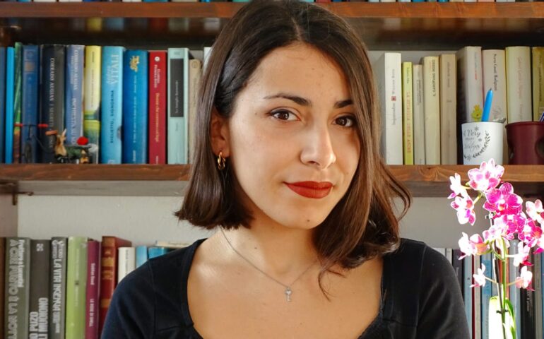 La scrittrice 25enne Elisa Pilia si prepara a esordire con Il Maestrale: “La bambina del vetro? Un salto indietro nel tempo”