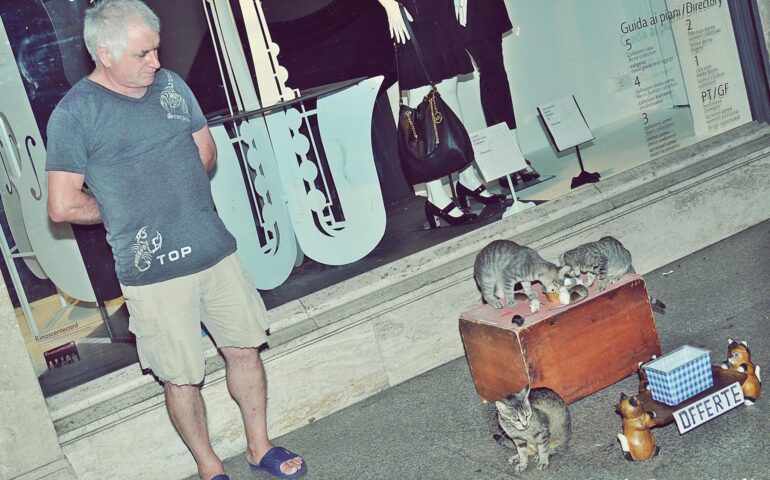Ve lo ricordate? Il signor Gabriele Mattei con la sua gatta Perla e i topolini in via Roma