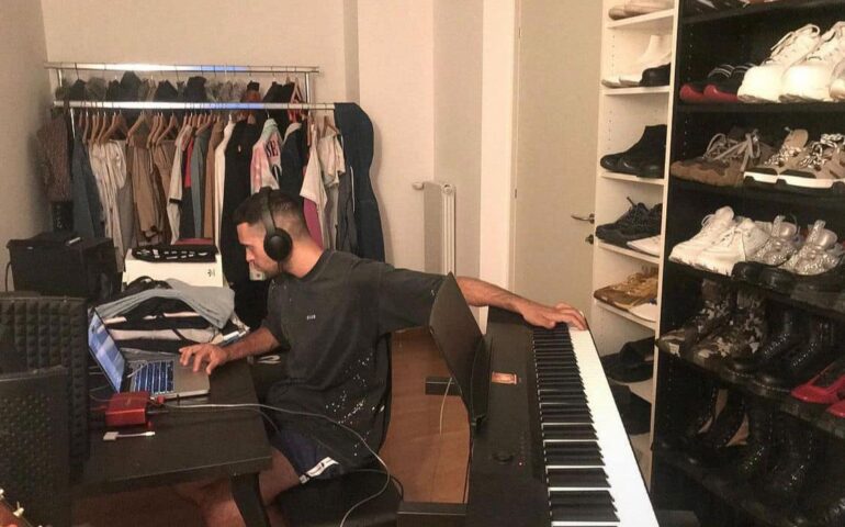 “Nei letti degli altri è il disco più venduto in Italia”, Mahmood ringrazia i fan e pubblica foto inedite