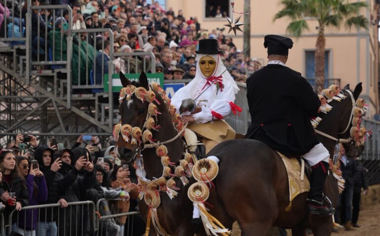 Sartiglia, Oristano invasa dai visitatori: la prima giornata si conclude con 12 stelle