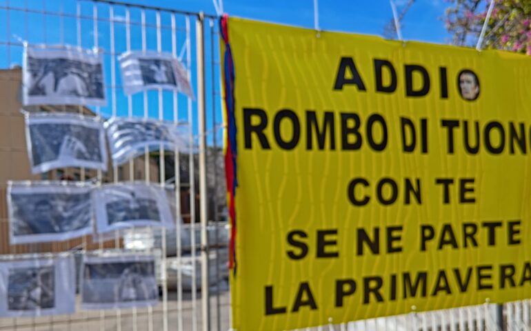 “Addio Rombo di tuono con te se ne parte la primavera”, l’omaggio dei tifosi al cimitero di Bonaria