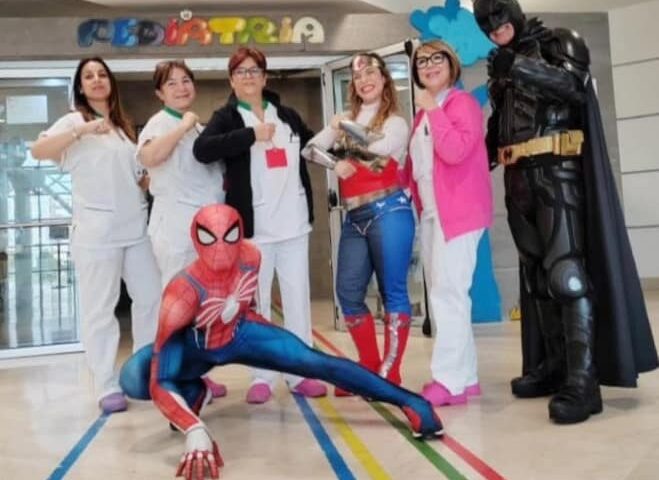 Cagliari, i supereroi portano uova e sorrisi nei reparti pediatrici
