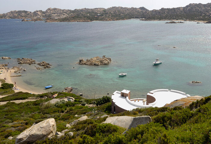 Architettura contemporanea in Sardegna: la “Casa Rotonda”, singolare villa sul mare di Cini Boeri