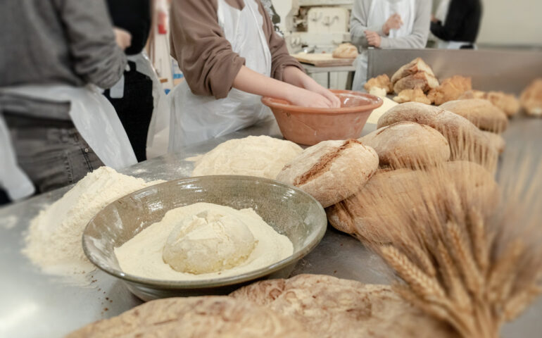 Una giornata a scuola di pane da Porta 1918 tra farine, lievito madre e tradizioni