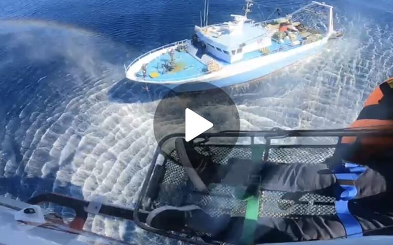 (VIDEO) Pescatore 75enne accusa un malore nelle acque di Cagliari: spettacolare salvataggio della Guardia Costiera