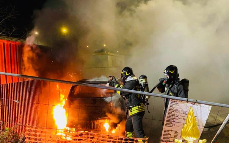 Un’altra auto bruciata a Olbia. Ormai è emergenza: in meno di tre mesi 17 le vetture date alle fiamme