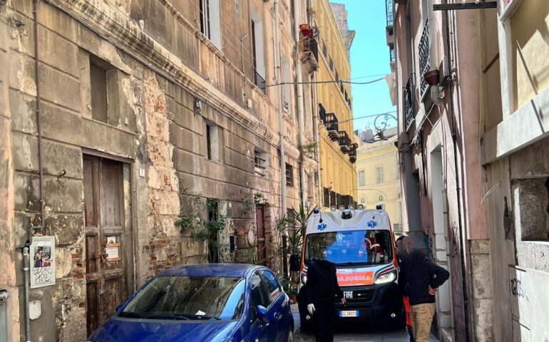 Sosta selvaggia in via dei Genovesi: auto in divieto blocca il transito a un’ambulanza